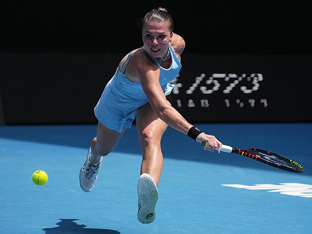 Tenistka Oleksandra Olijnikovov� se natahuje za m��kem na Australian Open.