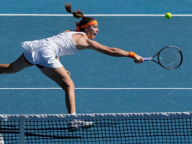 Karol�na Muchov� zasahuje u s�t� ve t�et�m kole Australian Open.