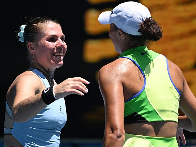 Ukrajinsk� tenistka Oleksandra Olijnikovov� (vlevo) obj�m� Ameri�anku Madison...