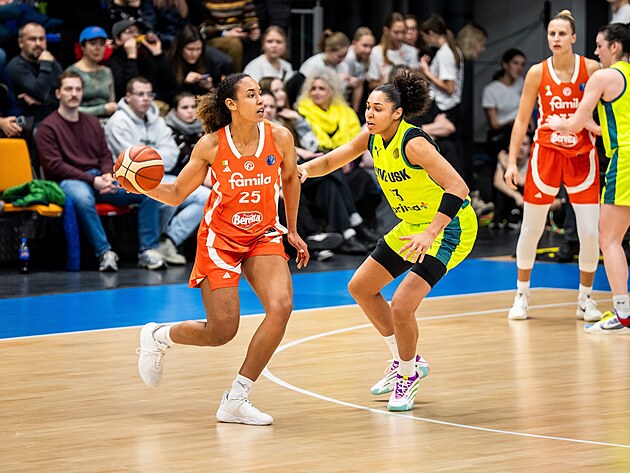 Marieme Badianov� vym��l� �to�nou akci, br�n� ji Janelle Salaunov�.