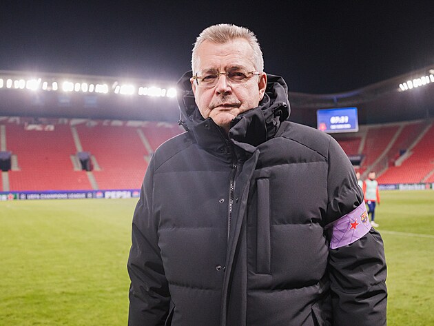 P�edseda p�edstavenstva Slavie Jaroslav Tvrd�k se speci�ln� p�skou k z�pasu...