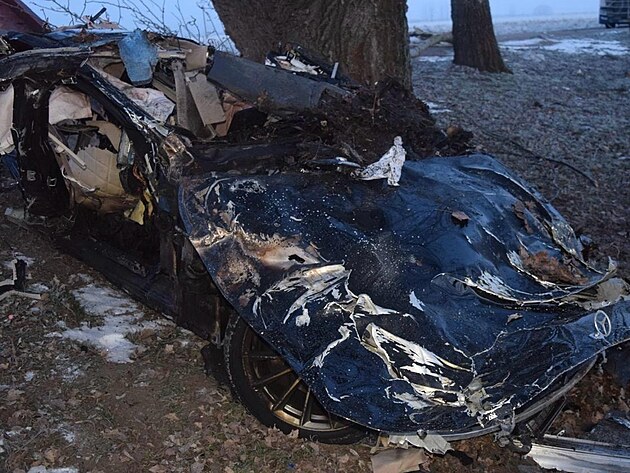 Podle informac� policie jednat�icetilet� �idi�ka osobn�ho vozidla Mercedes-Benz...