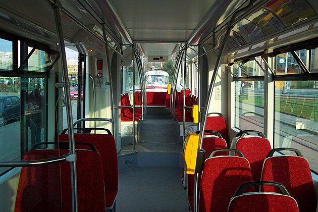 OBRAZEM: 20 let v provozu. Tramvaje Škoda 14T časem změnily interiér i ...
