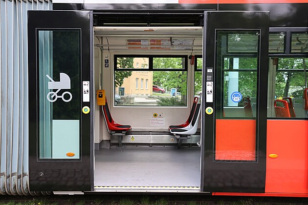 OBRAZEM: 20 let v provozu. Tramvaje Škoda 14T časem změnily interiér i ...