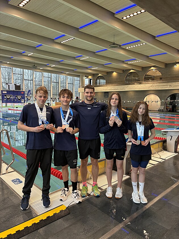 Deset medail� z vrcholn�ch akc� zimn� sez�ny pro plavce ESAHK