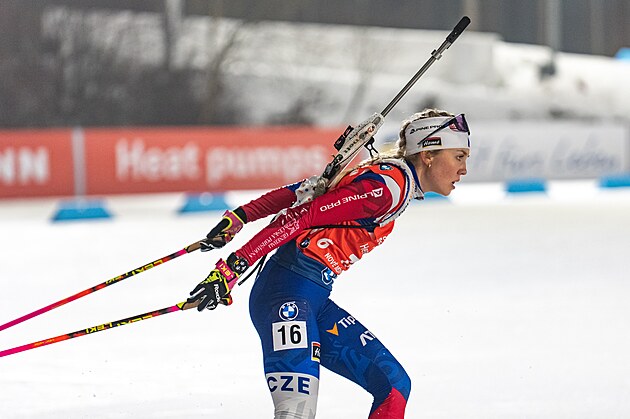 Tereza Voborn�kov� v z�vod� s hromadn�m startem v Nov�m M�st�.