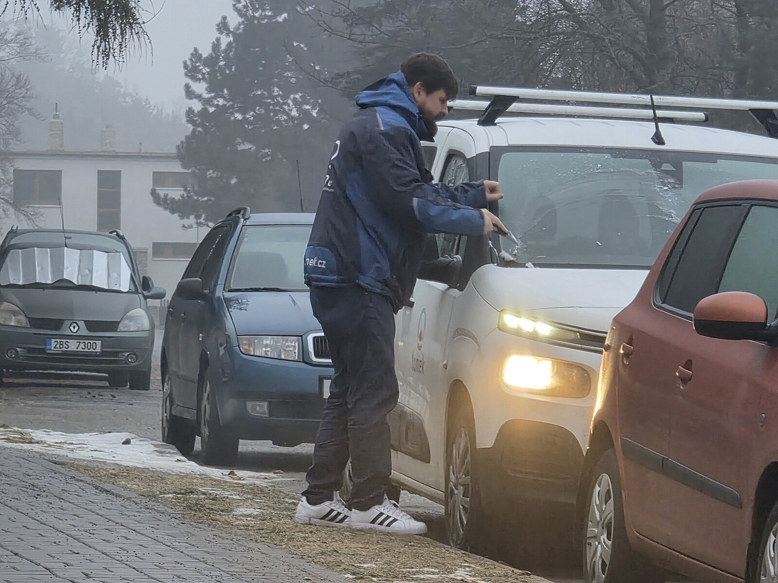 Čekárny se plní zraněnými na ledě. Přibývá dopravních nehod i úrazů na horách