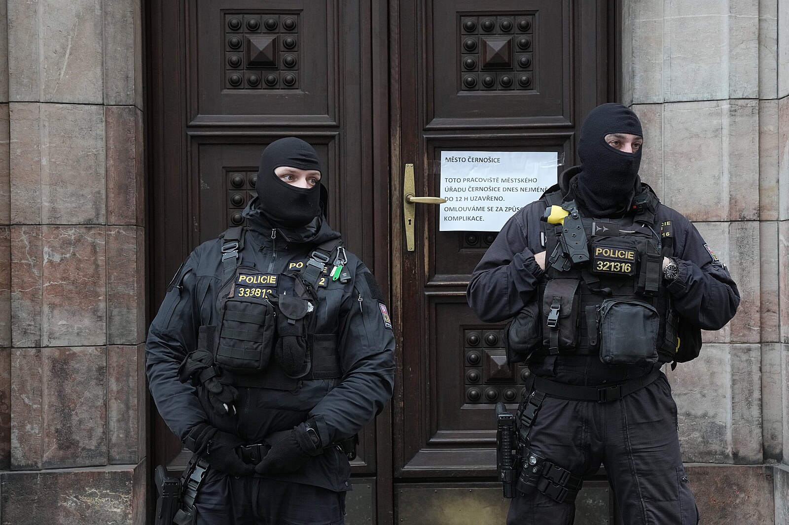 Policisté zasahují na černošickém úřadě v Praze, zadrželi 16 lidí