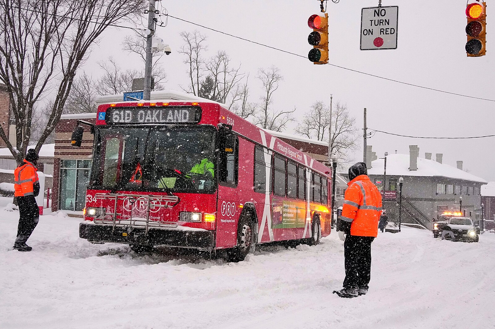 Devět mrtvých, přes deset tisíc zrušených letů. Zimní bouře paralyzuje USA