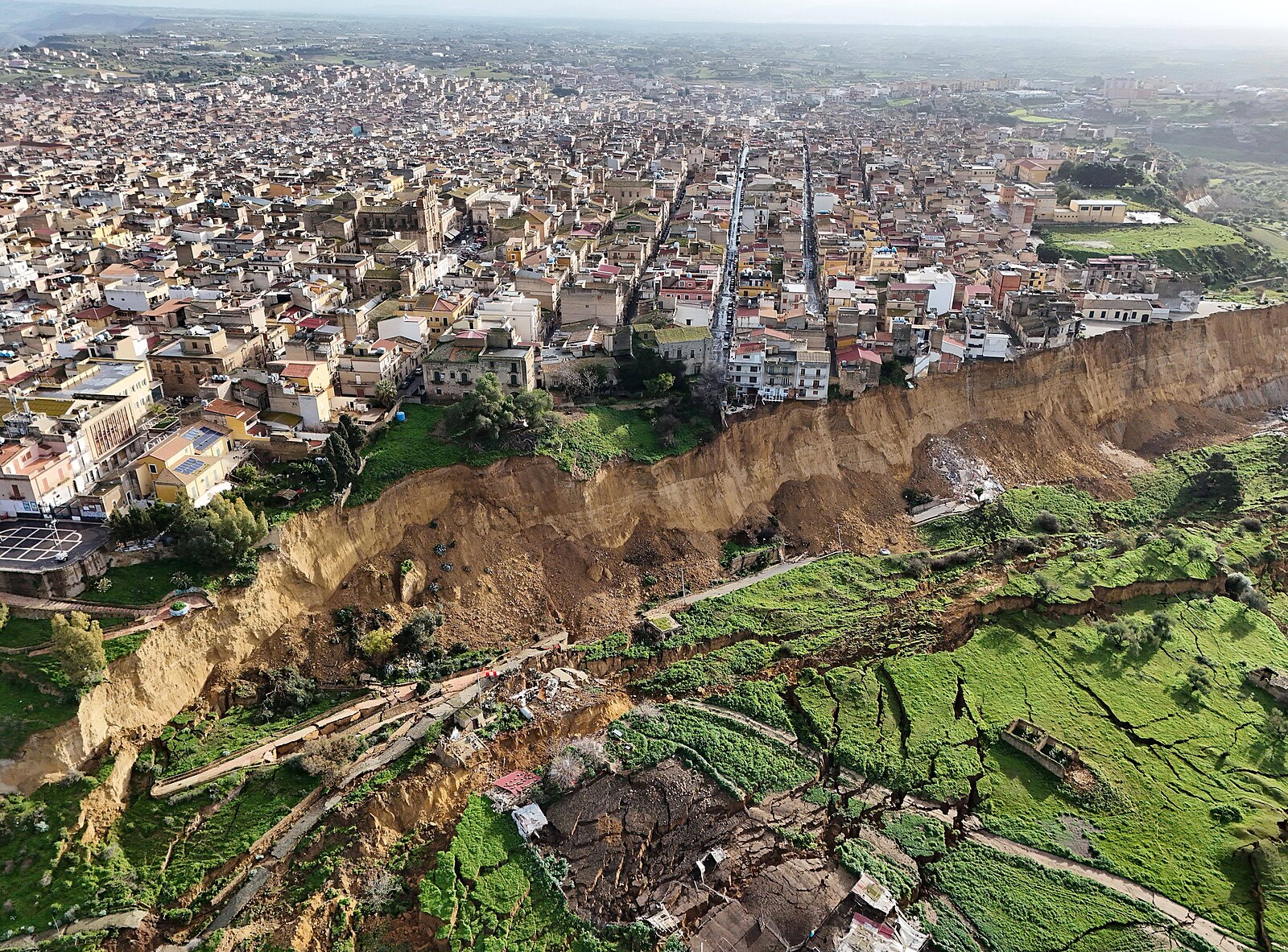 Sesuv půdy polyká sicilské město, domy a auta se řítily do obrovské trhliny