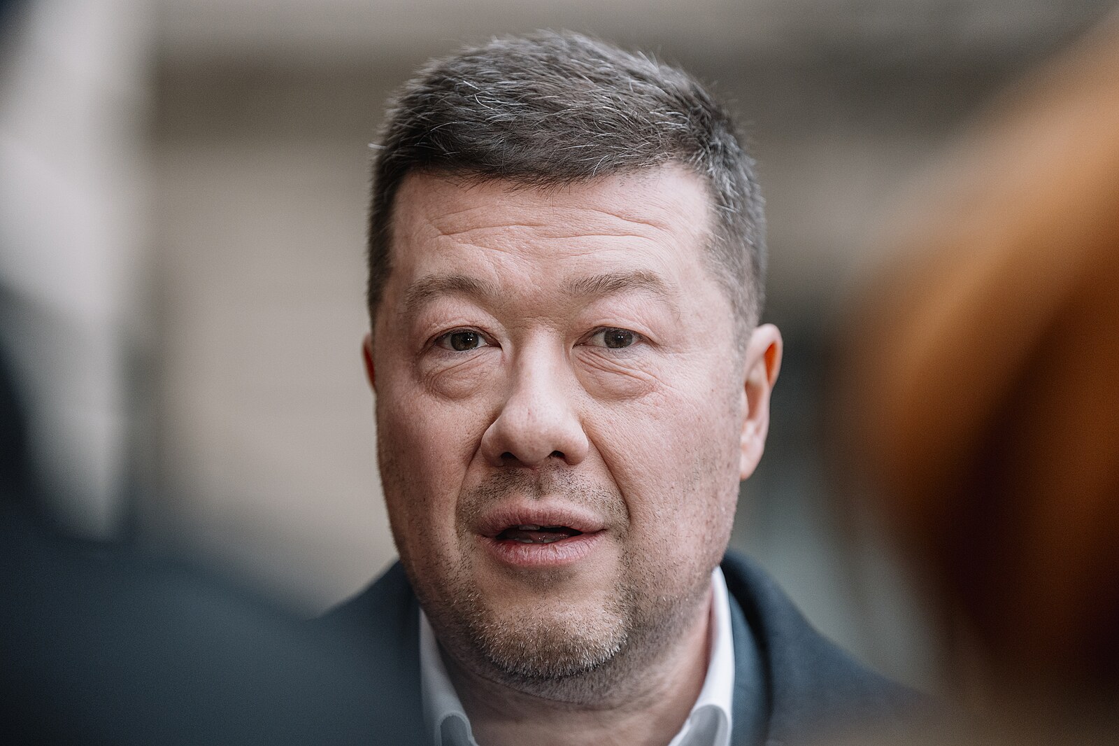 Zbytečná provokace, vymezil se Okamura vůči ukrajinské vlajce na Karlově mostě