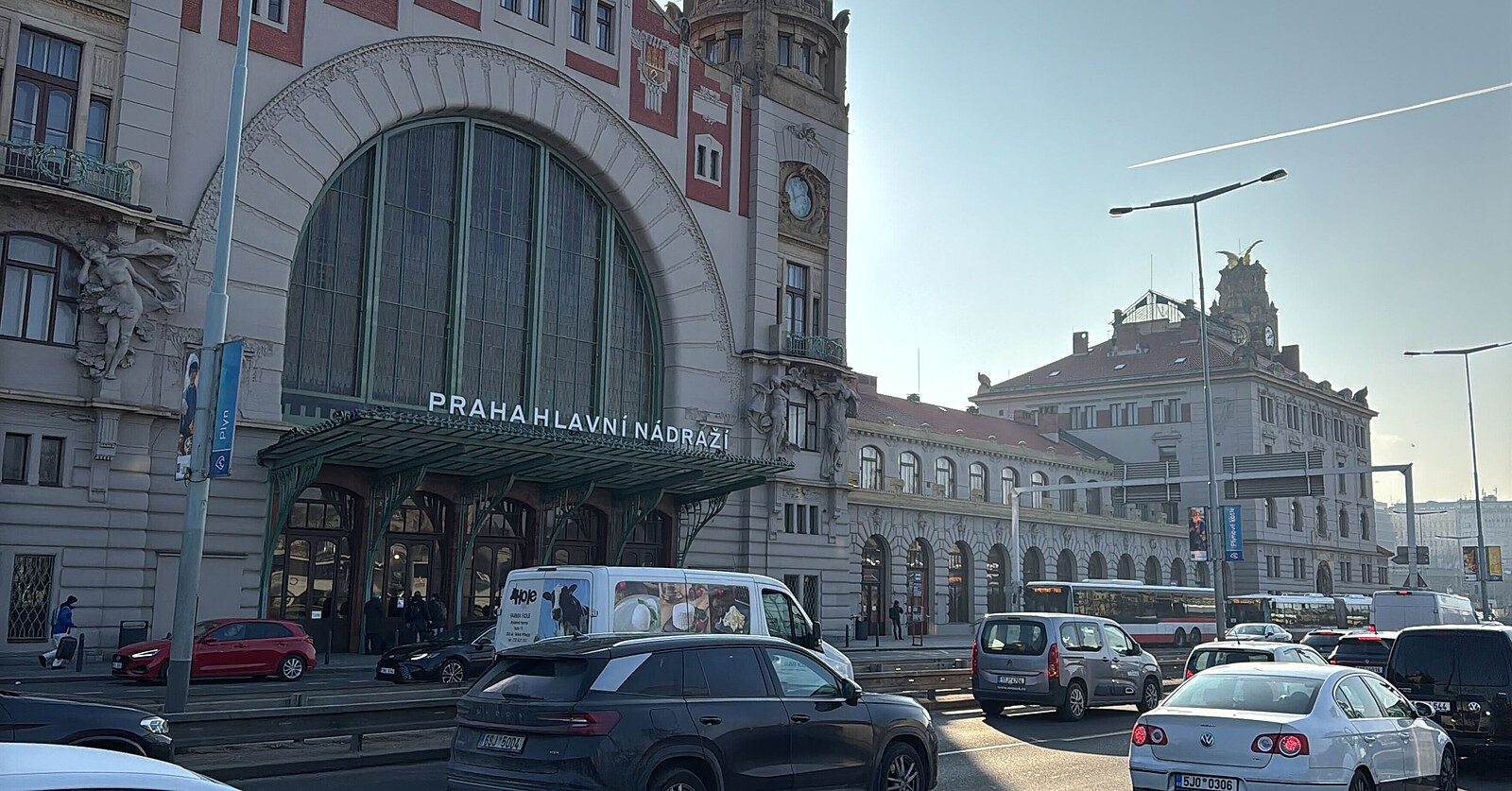 Dítě se na hlavním nádraží překlopilo z kočárku do kolejiště. Včas zasáhli cetující