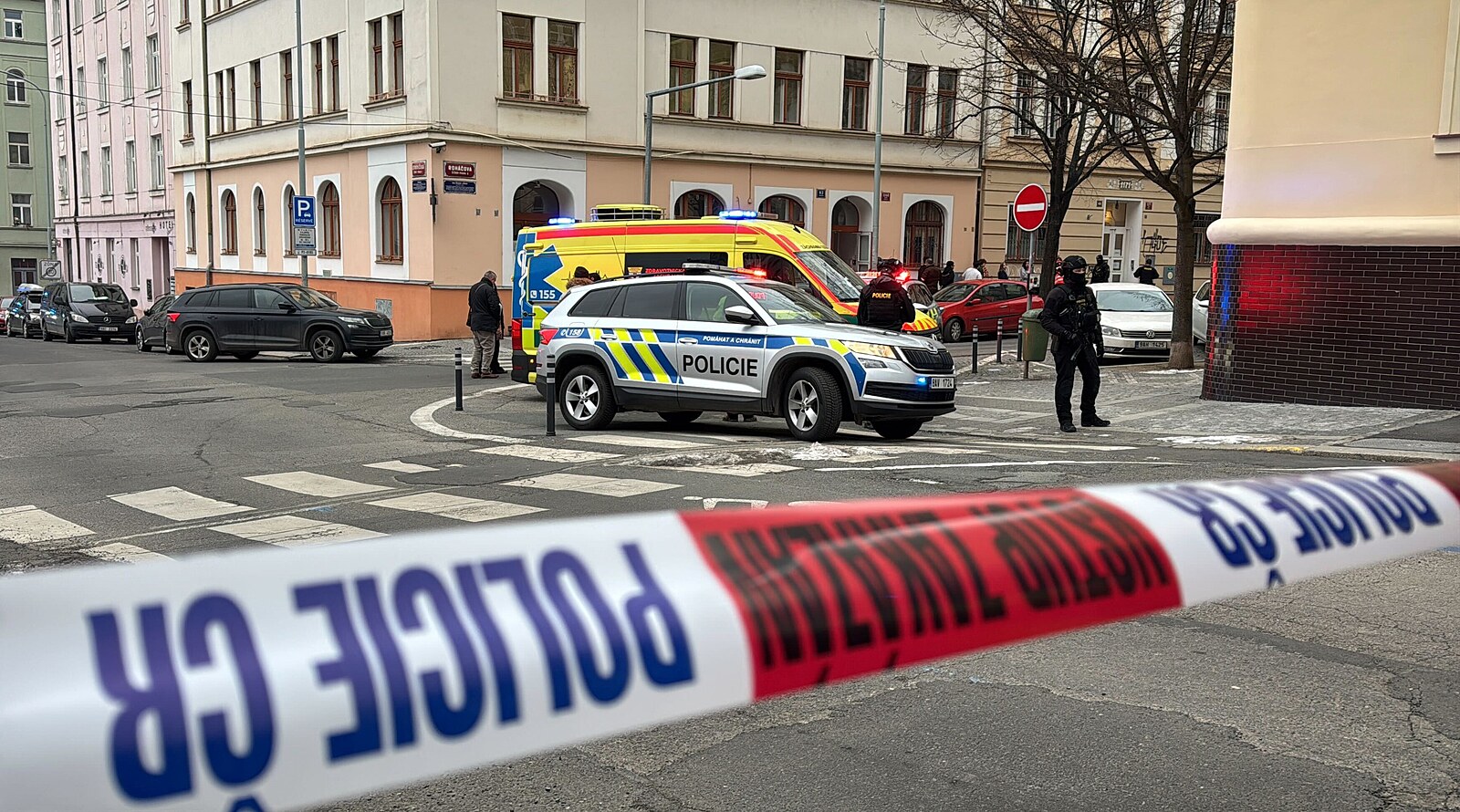 Údajná střelba ve škole. Učiteli hrozí stíhání, o placení výjezdu rozhodne soud
