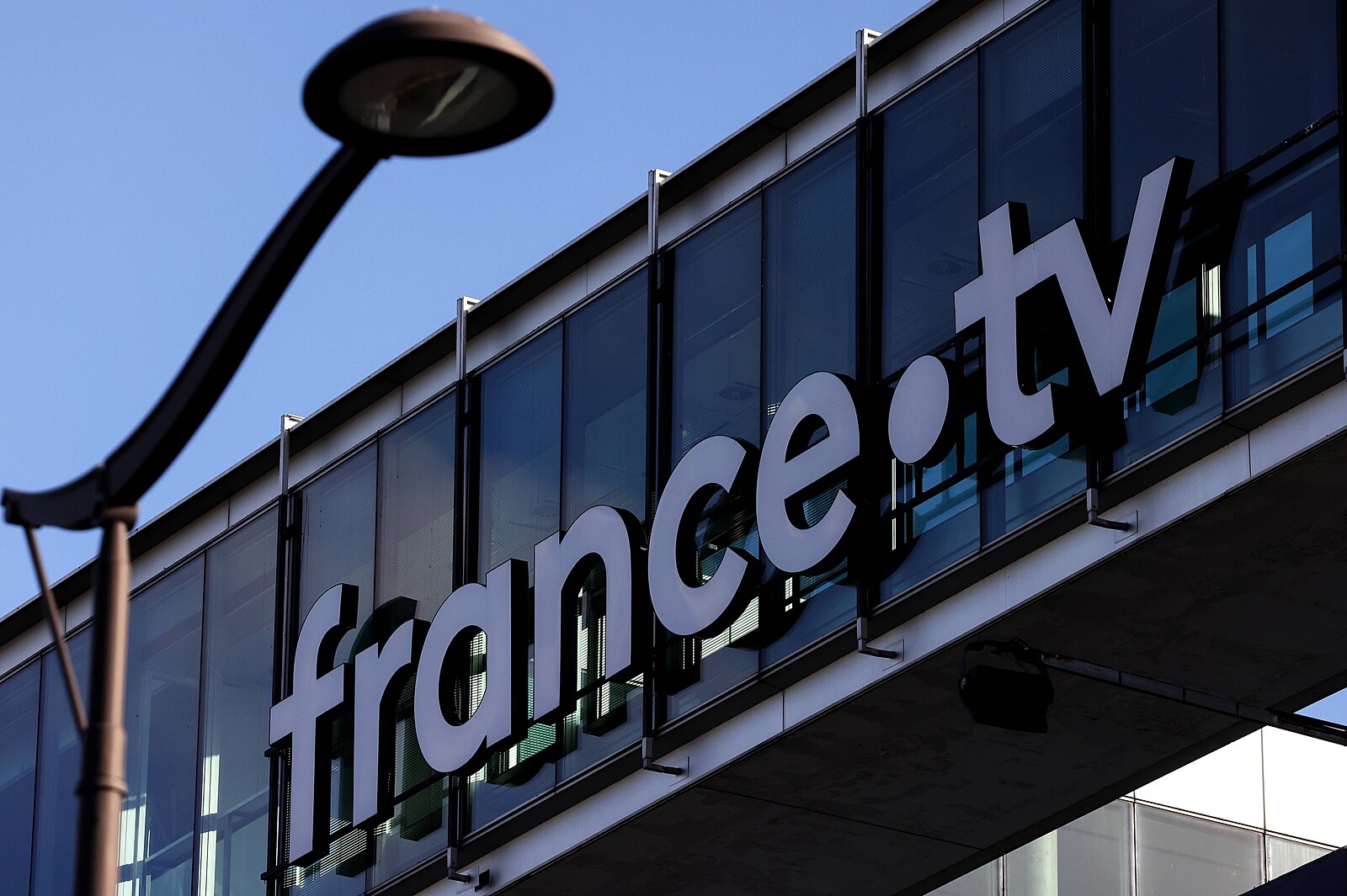 Nejen ČT. Tlaku nacionalistů a škrtům čelí veřejnoprávní média po celé Evropě