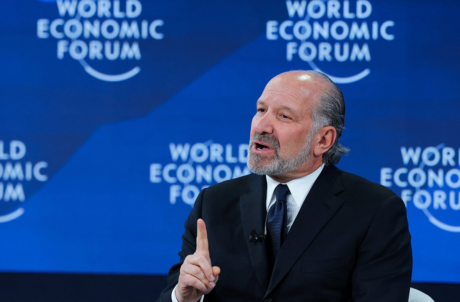 Ostuda v Davosu: Trumpova ministra vypískali, lidé odcházeli už během projevu