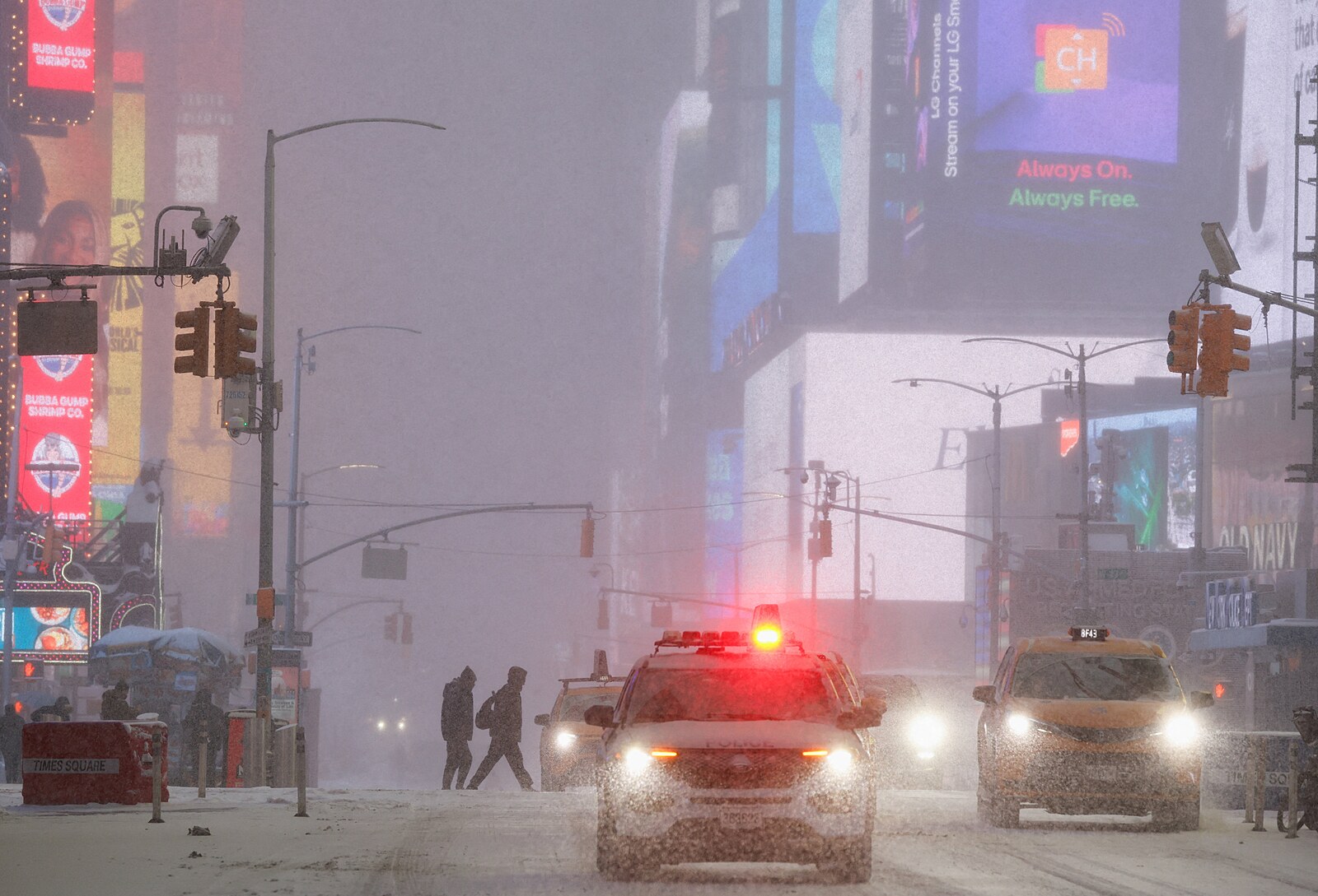 Zimní bouře Fern si připsala už 62 mrtvých a dál pustoší USA. O víkendu udeří další