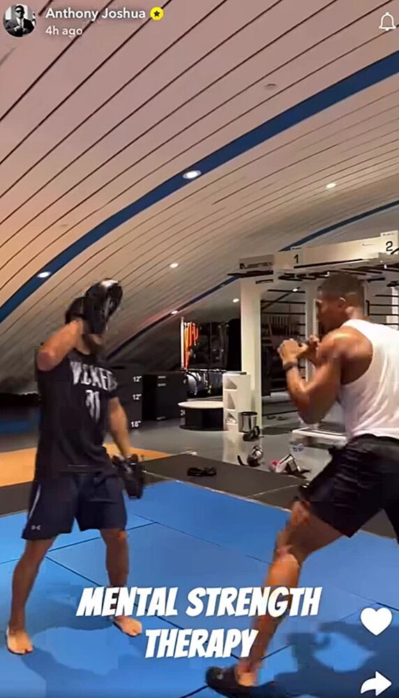 Anthony Joshua se vr�til po nehod� vr�til k tr�ninku.