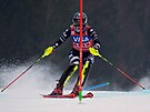 Americká hv�zda Mikaela Shiffrinová na trati slalomu ve �pindlerov� Mlýn�.
