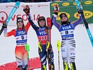 Mikaela Shiffrinová (uprost�ed) se raduje z triumfu ve slalomu ve �pindlerov�...