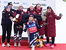 Americký tým slaví triumf Mikaely Shiffrinové ve slalomu SP ve �pindlerov�...