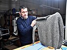 Martin Vesel�k se svetrem vyroben�m v jeho tov�rn�
