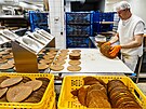Rukama peka�� projde denn� n�kolik stovek a� tisíc placek. (20. listopadu 2025)