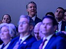 Kalifornský guvernér Gavin Newsom sleduje Trump�v projev na výro�ním Sv�tovém...