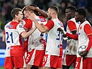 Hrá�i Slavie se radují z gólu �t�pána Chaloupka v duelu s Pafosem.