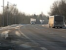 Lid� se kv�li rychle jedouc�m aut�m m�li probl�m dostat bezpe�n� k autobusov�...