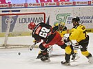 Luká� Radil z Hradce p�ekonává Mateje Tomka, bránit nestíhá Nicolas Hlava.