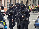 Des�tky policist� zasahuj� na pra�sk�m �i�kov� u hl�en� st�elby ve �kole. (23....