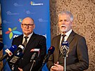 Prezident Petr Pavel na tiskov� konferenci v Prost�jov�. Vlevo hejtman...