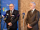 Prezident Petr Pavel na tiskov� konferenci v Prost�jov�. Vlevo hejtman...
