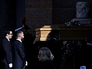 Valentino Garavani se proslavil zejména luxusními róbami s d�myslnými detaily...