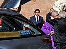 Giancarlo Giammetti objímá kn�ze vedle poh�ebního vozu. �Byla to krása, která...