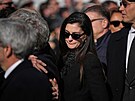 Hollywoodská here�ka Hathawayová, která se poh�bu ú�astnila za doprovodu svého...