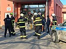 Po anonymn�m ozn�men� �koly v Kaplici prohled�vali policist� a pom�hali jim...