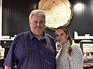 Libor Jane�ka se svou snachou Michaelou Jane�kovou v prodejn� Chlebovjanka