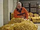 Libor Jane�ka u� od za��tku vsadil na p�stov�n� brambor. Jeho farma je jimi...