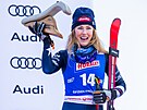 Mikaela Schiffrinová slaví t�etí místo v ob�ím slalomu ve Svatém Petru (24....