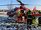 Leteck� z�chrann� slu�ba transportuje pop�len�ho mu�e z Otrokovic. (19. leden...