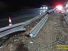 Kamion na D5 u Dob�an na Plze�sku prorazil svodidla a skon�il nap��� pruhy. P�i...