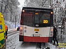 V Plzni v ulici Na Roudn� havaroval autobus, narazil do stromu. Zranila se...