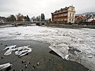 Koryto Otavy v Su�ici je plné rozlámaných ledových ker. Ledová podívaná je...