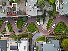 Jako hra�ky vypadají vozidla projí�d�jí sérií serpentin podél Lombard Street v...