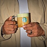 Zima m� letos jasnou barvu, a tou je pist�ciov� zelen�