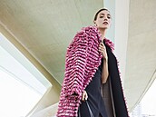 Podpatky dodají �enskou noblesu ka�dému outfitu, stejn� jako lakovaná kabelka....