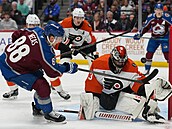 Martin Ne�as z Colorada se sna�í p�ekonat Samuela Erssona v brance Philadelphie.