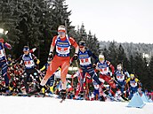 Závod �tafet v singl mixu v Novém M�st�. Ve vedení je Amy Basergaová.