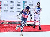 Vít�zka Mikaela Shiffrinová (vlevo) z USA a bronzová Emma Aicherová z N�mecka...